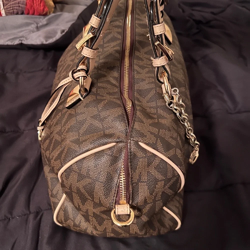 I love this bag but I never carry it and it’s so spacious - Picture 2 of 3
